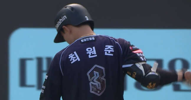 ▲ KT 위즈 최원준이 10일 삼성 라이온즈전에서 3회초 두 번째 타석에서 볼넷을 얻어낸 후 방망이를 집어던지며 짜증을 내고 있다. ⓒ중계화면 캡처