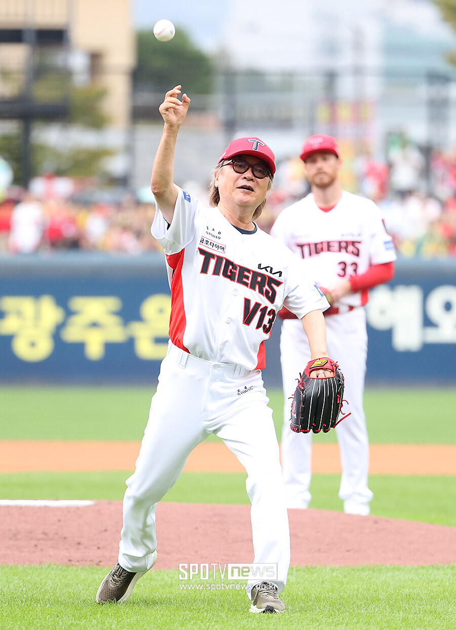 [포토S] <b>김의성</b>, '<b>준플레이오프</b> 2차전 <b>시구</b>'