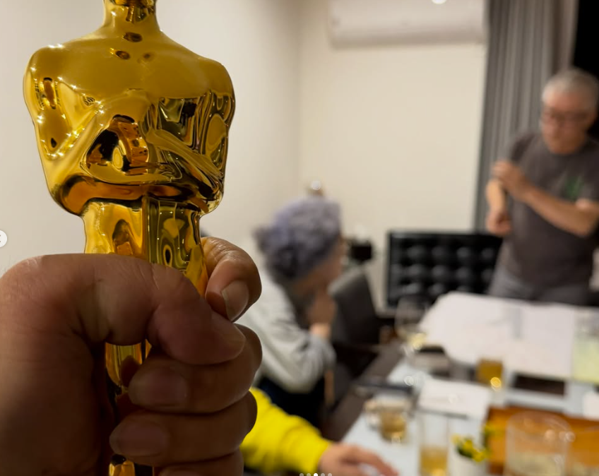 <b>윤여정</b>, 지인들과 소박하게 <b>팔순 잔치</b>...카이스트 교수 정재승 등 참석