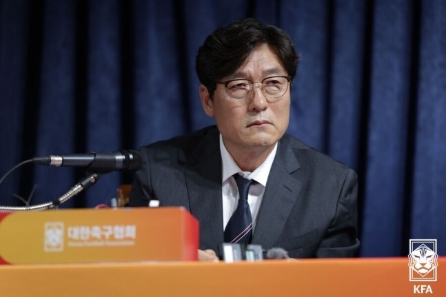 ▲ 이임생 전 이사는 2년 전 현안질의 당시 홍명보 전 감독을 독단적으로 선임한 것과 관련해 "내 명예가 달린 일"이라며 "사퇴하겠다"라고 울먹거리기도 했다. 울분을 토로한 당시 상황에 대해 문체위는 다시 질의하려 올해만 두 차례 증인으로 채택했으나 모두 불참한다. ⓒ대한축구협회