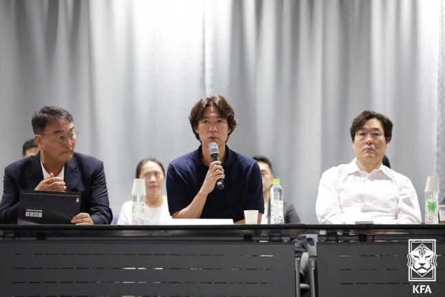 ▲ 홍명보 감독 선임 과정의 불공정 핵심 당사자인 이임생 전 대한축구협회 기술이사(오른쪽)가 정작 책임을 따지는 자리에는 해외 구단 취업을 이유로 불참을 통보하면서 축구팬들의 시선이 곱지 않다. ⓒ대한축구협회