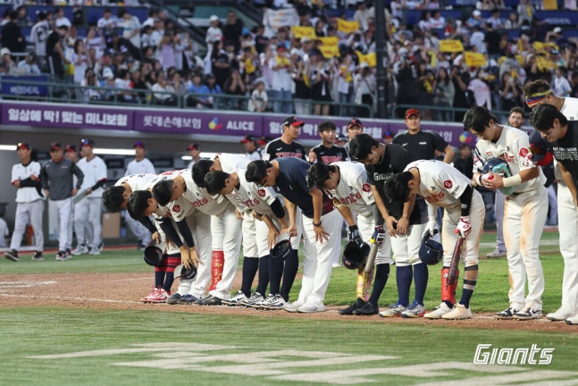 ▲ 롯데 자이언츠 선수단이 10일 홈 최종전이 끝난 뒤 팬들에게 고개 숙여 인사하고 있다. ⓒ롯데 자이언츠
