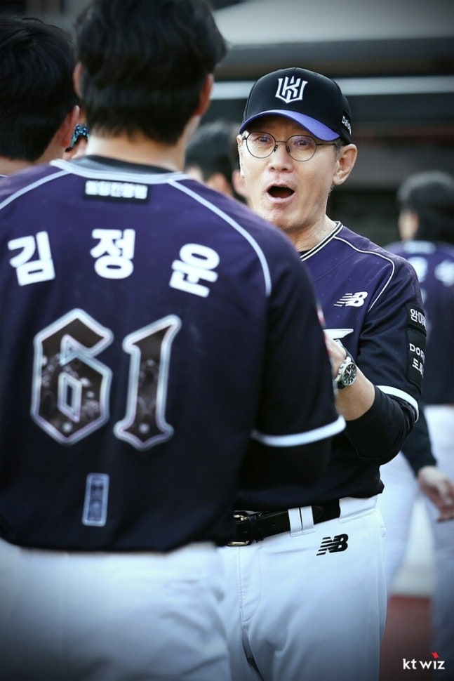 ▲ 이강철 감독(오른쪽) ⓒKT 위즈