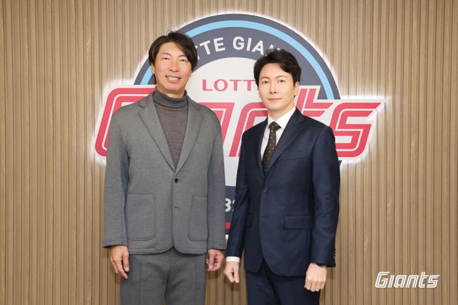 ▲ 타카츠 신고 스페셜 어드바이저와 박준혁 단장 ⓒ롯데 자이언츠