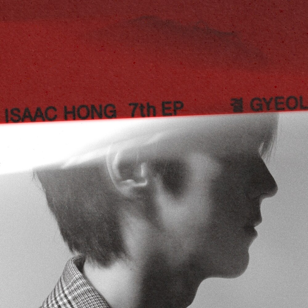 赤い帯に「ISAAC HONG 7th EP」と記した、横顔のモノクロ写真