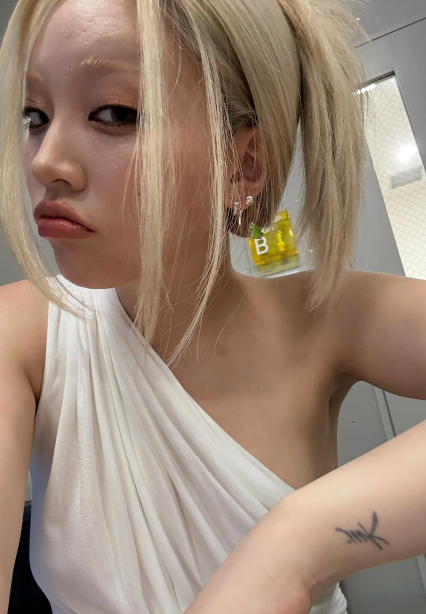 ブロンドヘアで白いトップスを着たチャンミナの近影。
