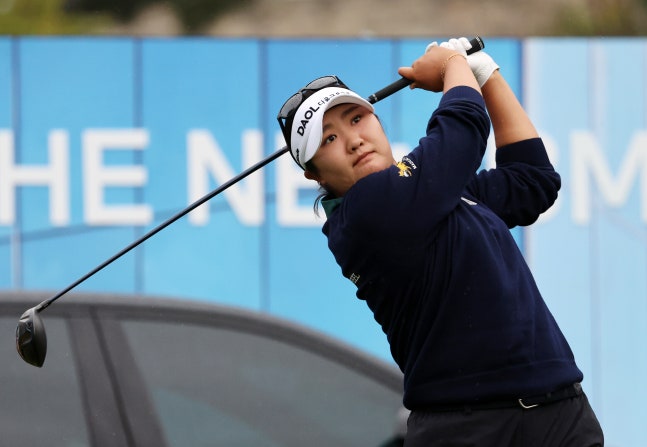 ▲ 유해란(사진)이 안방에서 열린 LPGA 투어 대회에서 뼈아픈 역전패를 당했다. 일본의 요시다 유리(위 사진)는 이틀 연속 쏟아진 비를 뚫고 생애 첫 LPGA 투어 우승을 차지했다.