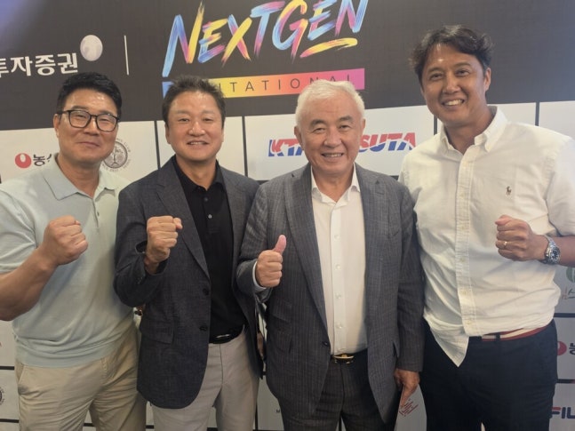 주원홍 대한테니스협회장이 삼성 테니스단 시절 제자인 윤용일, 이형택, 임규태와 함께하고 있습니다. 주 회장은 선수들에게 영어와 독서, 학업 병행의 중요성을 꾸준히 강조해 왔습니다. JS 포토