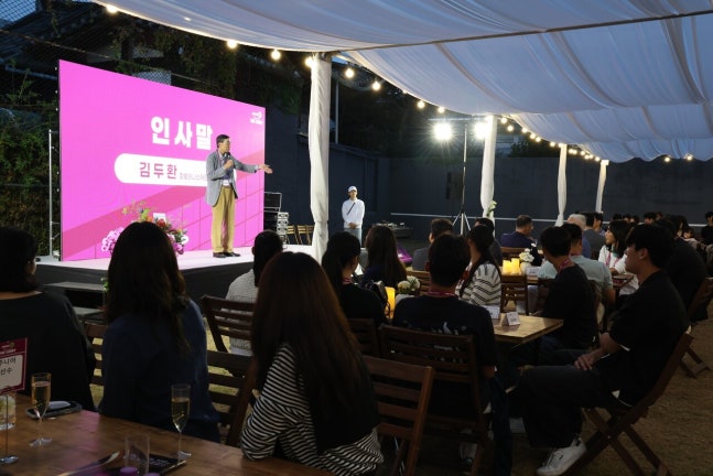 무대에서 인사말을 전하는 김두환 장호테니스재단 이사장