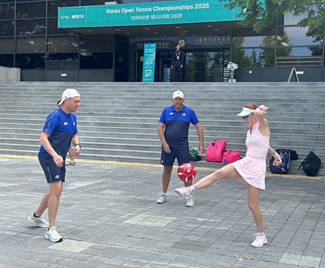 마야 조인트가 코리아오픈 단식 1회전을 앞두고 팀원들과 볼 트래핑을 하며 긴장을 풀고 있다.