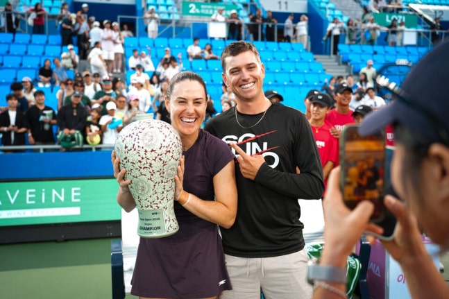 테니스 선수 출신인 남동생 케이드가 누나의 우승을 축하해 주고 있다. WTA