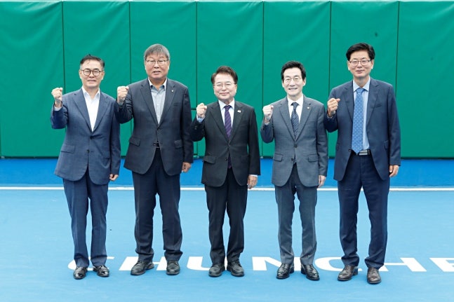 개회식에 참석한 김은섭 서울시테니스협회장, 이강균 춘천시체육회장, 육동한 춘천시장, 김중석 강원도민일보 회장, 한광호 소양강배준비위원장(왼쪽부터)