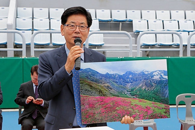 경품을 소개하고 있는 한광호 소양강배준비위원장