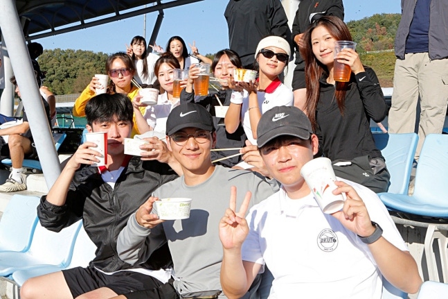 춘천 지역 먹거리를 즐기며 응원전을 펼친 학생들