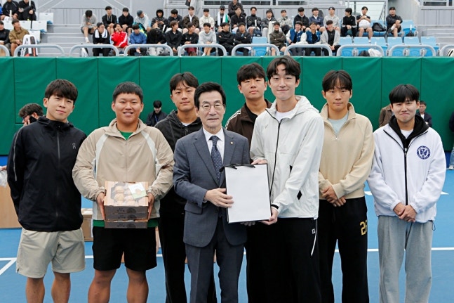 최다참가팀상을 받은 연세대와 김중석 강원도민일보 회장