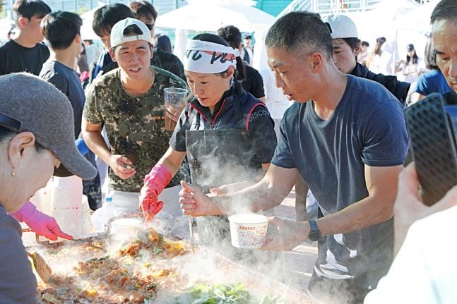 춘천 대표 먹거리 닭갈비가 제공되는 소양강배