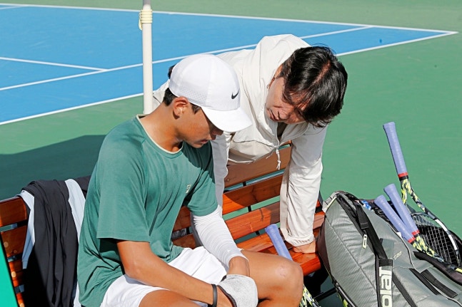 이성민에게 온코트 코칭 중인 경기 대표팀 한민규 감독