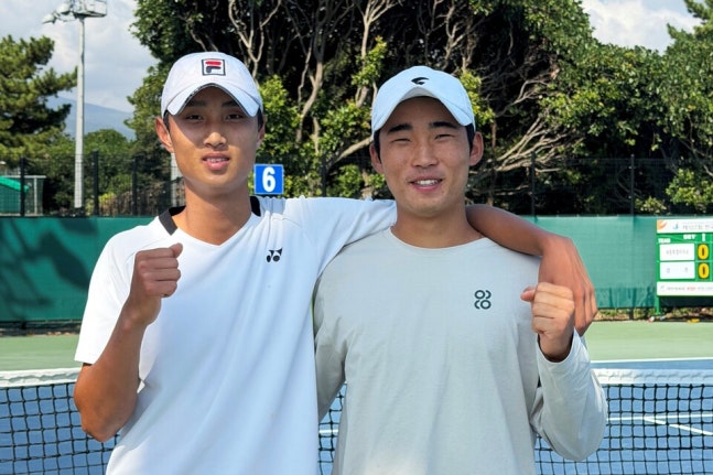 각각 제주시와 서귀포시가 고향인 정연수(오른쪽)와 김동민이 17일 경기 뒤 포즈를 취했다. 황서진 기자