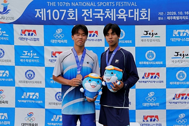 남자 18세 이하부 개인전 단식 공동 3위를 기록한 방준석과 조민혁(오른쪽)