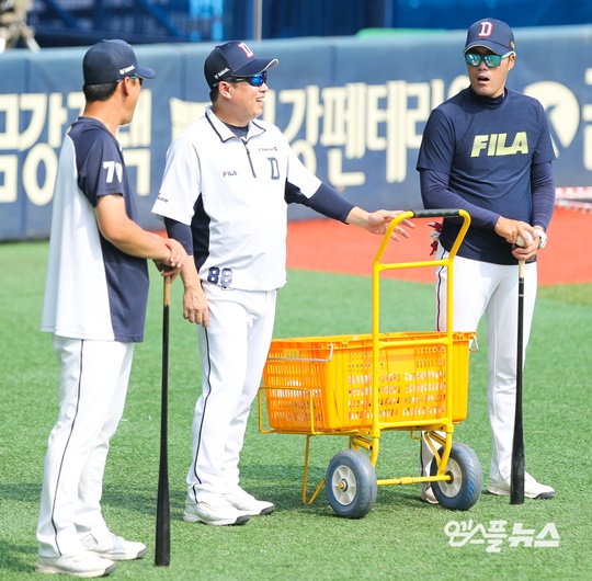 '90 트리오 <b>합동 훈련</b>' 정수빈·허경민·<b>박건우</b>, 두산 위닝 시리즈 이끌...