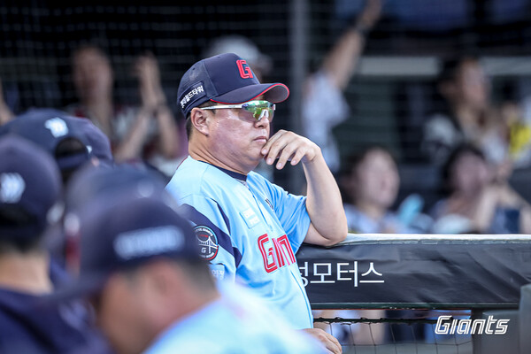 <b>롯데</b> 김태형 감독, 흔들리는 데이비슨에 쓴소리 "멘탈이 약해졌지…" [스...