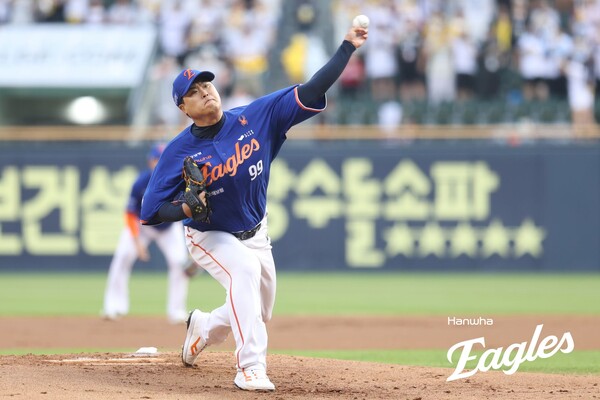 한화 <b>류현진</b>, 노련한 '완급조절' 빛났다...6이닝 5K 무실점 호투 [스춘 ...