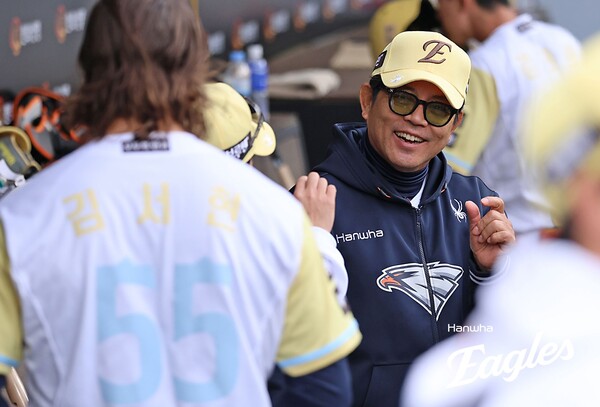 '8월 ERA 최하위' 한화 불펜...양상문 코치 "어떻게든 버텨낼 것" [스춘 ...