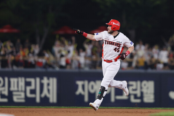 '고용 안정' 이룬 MLB 88홈런 타자 대폭발! 꽃범호 감독 "<b>위즈덤</b> 없었으...