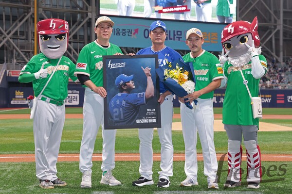 트로피 부자 오승환의 소신 "개인상 트로피보다 우승 메달이 소중...고생...