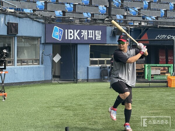 홀로 30분간 '뻥·뻥'... 특타 소화한 <b>문보경</b>, <b>4번타자</b> 선발 복귀 "내가...