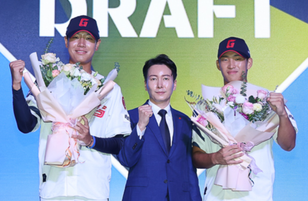 신동건, 박준혁 단장과 함께 포즈를 취한 김화중(사진=롯데)
