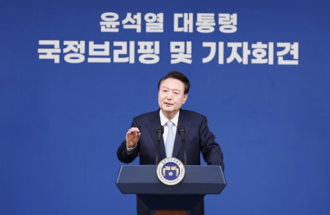President Yoon Suk-yeol is answering questions at a 'national briefing and press conference' held at the presidential office in Yongsan, Seoul on the morning of the 29th. Provided by Yonhap News
