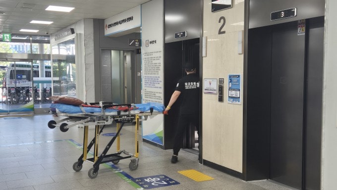 응급실 이송거부·텅 빈 <b>의대 강의실</b>…의료대란 장기화의 '민낯'