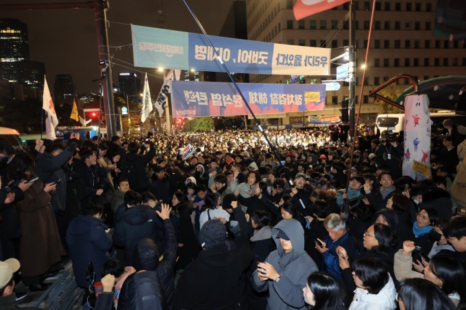 윤석열 대통령이 비상계엄을 선포한 가운데 4일 자정께 서울 여의도 국회의사당 앞에서 시민들이 계엄 해제 구호를 외치고 있다.<BR> 연합뉴스 제공