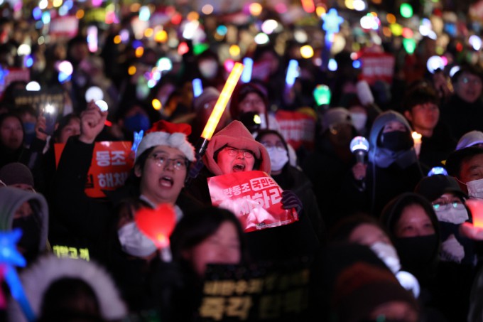 12일 오후 서울 영등포구 국회 앞에서 열린 윤석열 대통령 탄핵 촉구 촛불 집회에 참석한 시민들이 응원봉을 흔들며 구호를 외치고 있다.<BR> 연합뉴스 제공