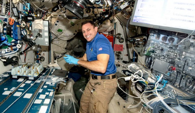 조쉬 카사다 미국항공우주국(NASA) 우주비행사가 국제우주정거장(ISS)에서 바이오뉴트리언츠-2 실험을 진행하고 있다.탁자 위에 파우치 형태의 효모 팩이 보인다.NASA 제공