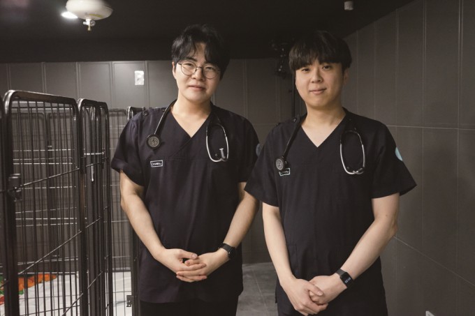 무상으로 산불 피해 동물들을 치료한 윤일용(왼쪽),<a href=