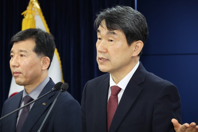 이주호 부총리 겸 교육부 장관이 의과대학 선진화를 위한 총장협의회 회장단 양오봉 전북대 총장,이해우 동아대 총장,<a href=