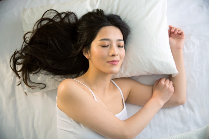 수면 시간이 5시간 이하로 짧아도 멀쩡하게 활동할 수 있는 '숏 슬리퍼(Short Sleepr)'의 유전자에서‘짧은 수면’을 가능하게 하는 유전자 돌연변이가 발견됐다.수면 중인 여성의 이미지.게티이미지뱅크 제