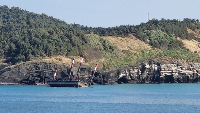 지난달 26일 제주 서쪽 바다에 좌초돼 있는 페리지에어로스페이스 해상 발사장 '세테시아1'.이채린 기자