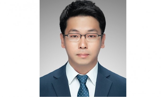 필요에 따라 기능을 자유자재로 바꿀 수 있는 전자소자가 개발됐다.연구를 이끈 강주훈 연세대 교수.한국연구재단 제공