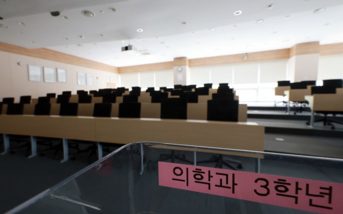 정부가 2026학년도 의대 정원 동결을 확정한 4월 17일 서울 시내 한 의과대학 강의실의 모습.연합뉴스 제공.