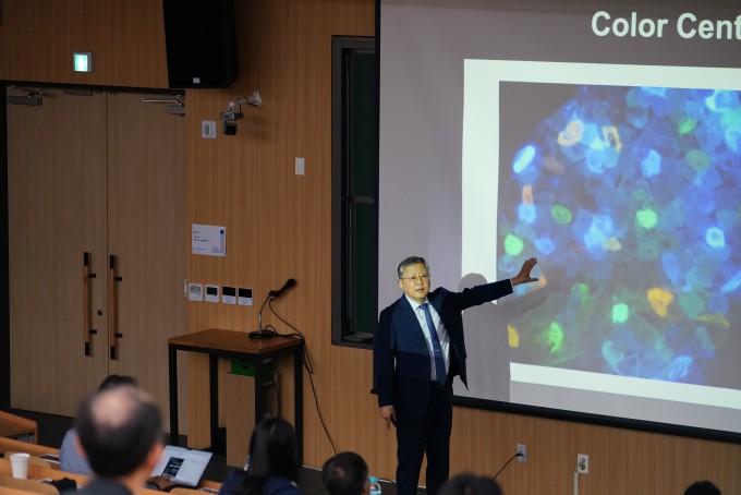 박홍근 미국 하버드대 화학생물학과·물리학과 교수가 9일 서울대에서 열린 자연과학 미래포럼 '자연과학의 현재를 되짚다'에서 발표하고 있다.서울대 제공