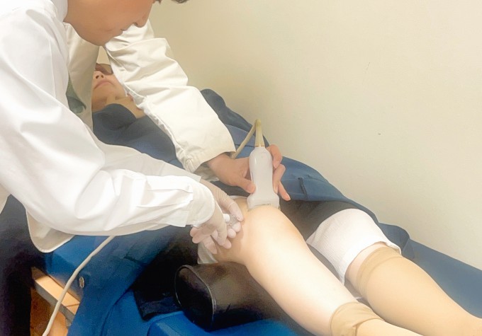 주지현 서울성모병원 류마티스내과 교수가 3D 연골 세포치료제를 환자에게 투여하고 있다.가톨릭의료원 제공