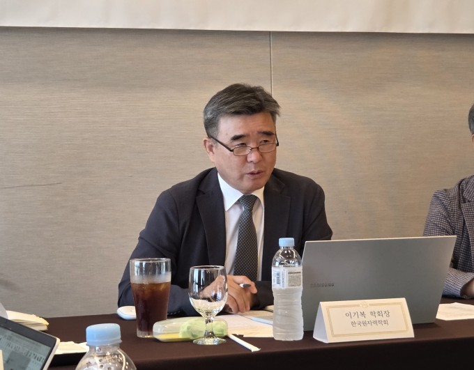 이기복 한국원자력학회장이 25일 서울 프레스센터에서 열린 '소형모듈원자로(SMR) 특별법 제정 촉구 기자간담회'에서 발표하고 있다.<BR> 이병구 기자 2bottle9@donga.com