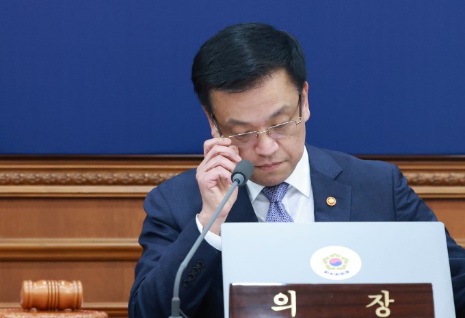 3월 11일 최상목 당시 대통령 권한대행 부총리 겸 기획재정부 장관이 정부서울청사에서 열린 국무회의에서 발언을 마친 뒤 안경을 고쳐쓰고 있다. 연합뉴스 제공