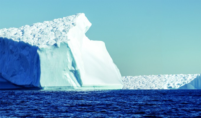 북극의 하얀 얼음과 눈은 햇빛을 반사해 주변의 온도 상승 속도와 얼음이 녹는 속도를 늦춘다. 위키미디어 제공