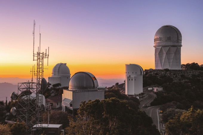 DESI는 미국 키트피크 산꼭대기에 있는 천문 관측 장비다.NOIRlab 제공.
