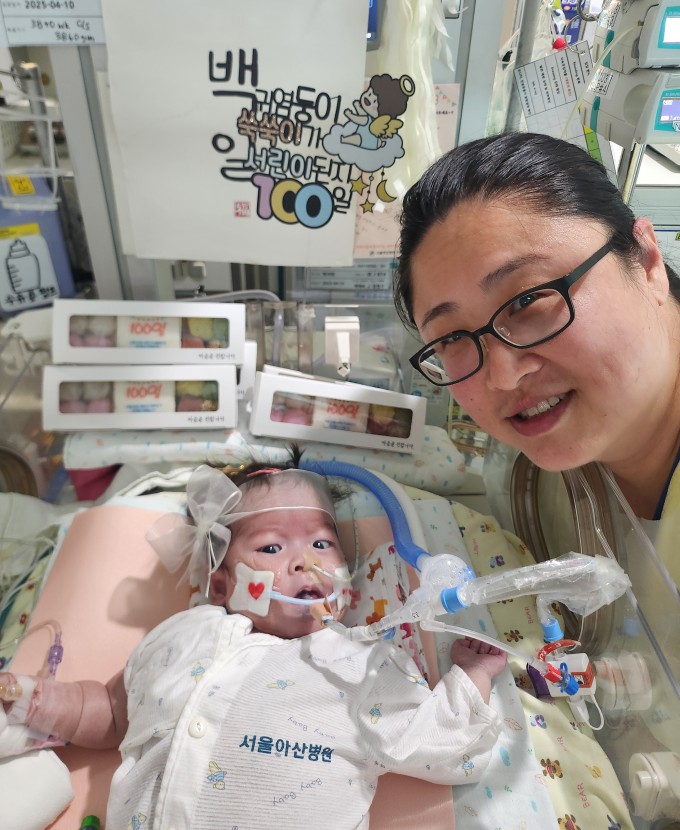 7월 19일 서울아산병원 신생아중환자실에서 박서린 양이 태어난 지 100일이 됐을 때 기념촬영 사진.서울아산병원 제공