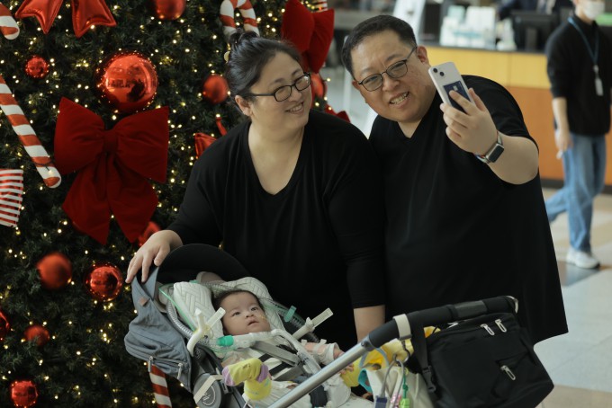 12월 12일 서울아산병원 신관 트리 앞에서 기념촬영을 하고 있는 박서린 양 가족.서울아산병원 제공